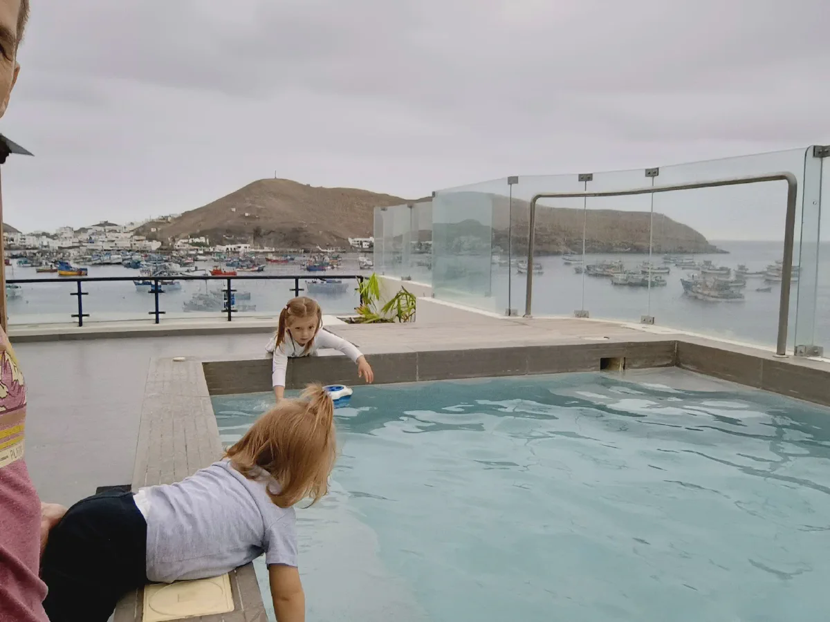Sonja and Inka rushed to the rooftop pool despite the overcast weather